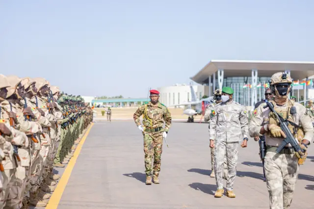 Le général Assimi Goïta, président de la transition au Mali, en revue militaire avec des troupes en tenue de combat