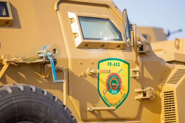 Un véhicule militaire de l’AESA avec l’inscription 'FU-AESA'