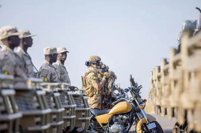 Des soldats de la Force unifiée de l’AESA en patrouille