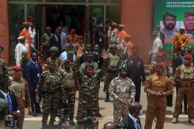 Les dirigeants militaires du Mali, du Burkina Faso et du Niger lors d’un sommet de l’AESA