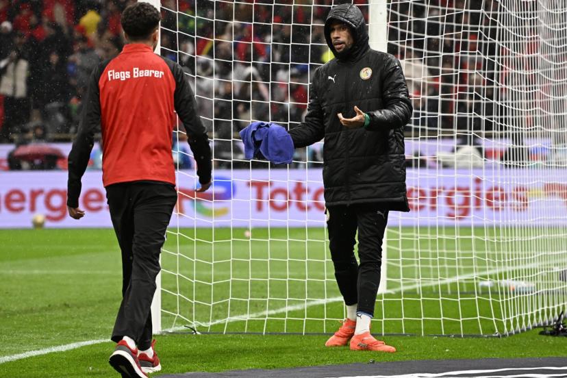 Yéhvann Diouf en action pour protéger la serviette d'Édouard Mendy lors de la finale de la CAN