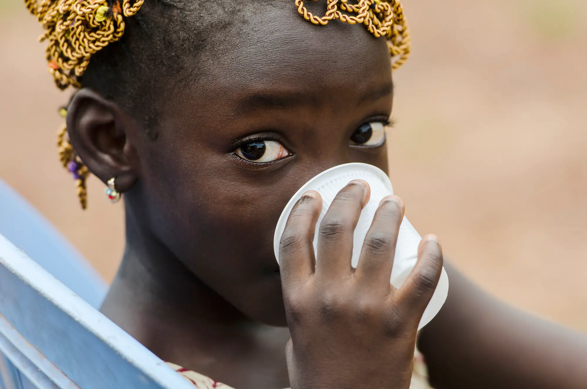 Illustration montrant la transmission du choléra par l'eau contaminée