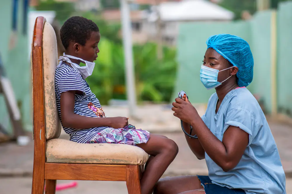 Une médecin examinant un enfant