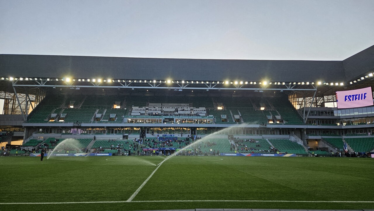 Barrage de Ligue 1 : l&rsquo;AS Saint-Étienne et l&rsquo;OGC Nice se mesurent dans un Geoffroy-Guichard plein à craquer