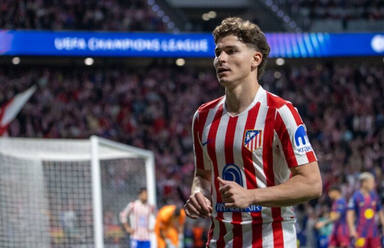 Transfert de julian alvarez : le psg et le barça en lice pour l&rsquo;avant-centre argentin