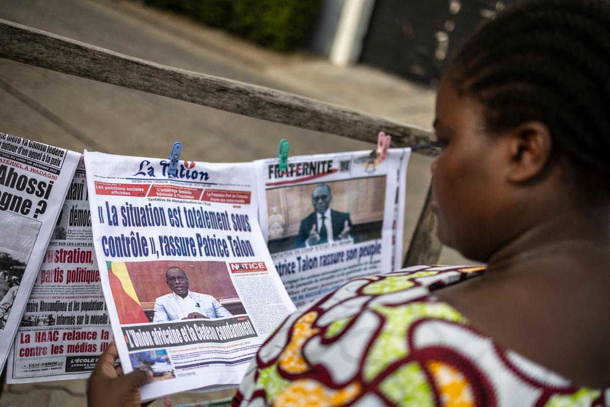 Le Bénin face à la tentative de coup d&rsquo;État : otages libérés, putschistes recherchés