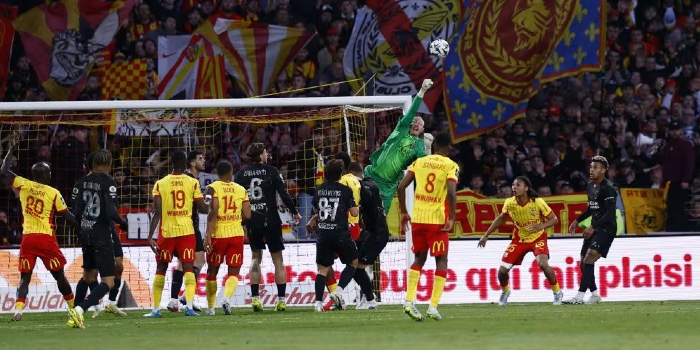 Matvey safonov brille et scelle le titre du psg en ligue 1
