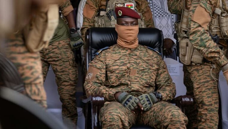 Au Burkina Faso, le chef de la junte rejette la démocratie et prolonge son pouvoir