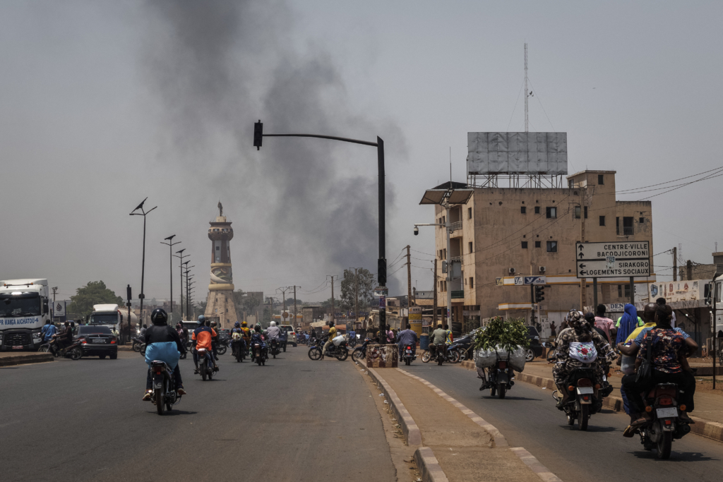 Blocus de Bamako : le GSIM doit protéger les civil·e·s et respecter le droit international