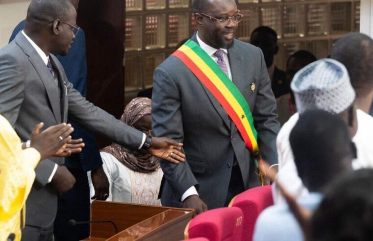 La politique sénégalaise : l&rsquo;équilibre délicat entre charisme et institutions