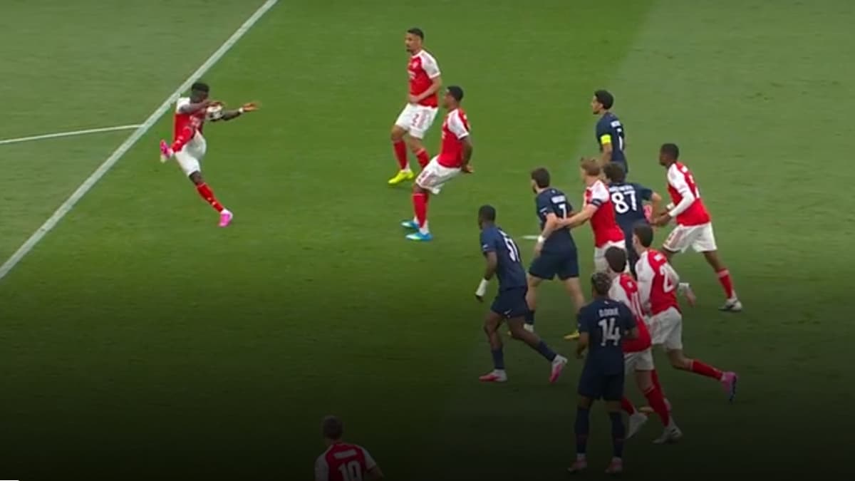 La polémique de la main de Saka lors du PSG-Arsenal en ligue des champions