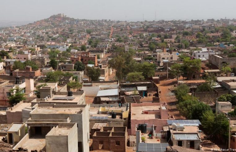 Blocus routier au Mali : voyageurs et transporteurs en difficulté