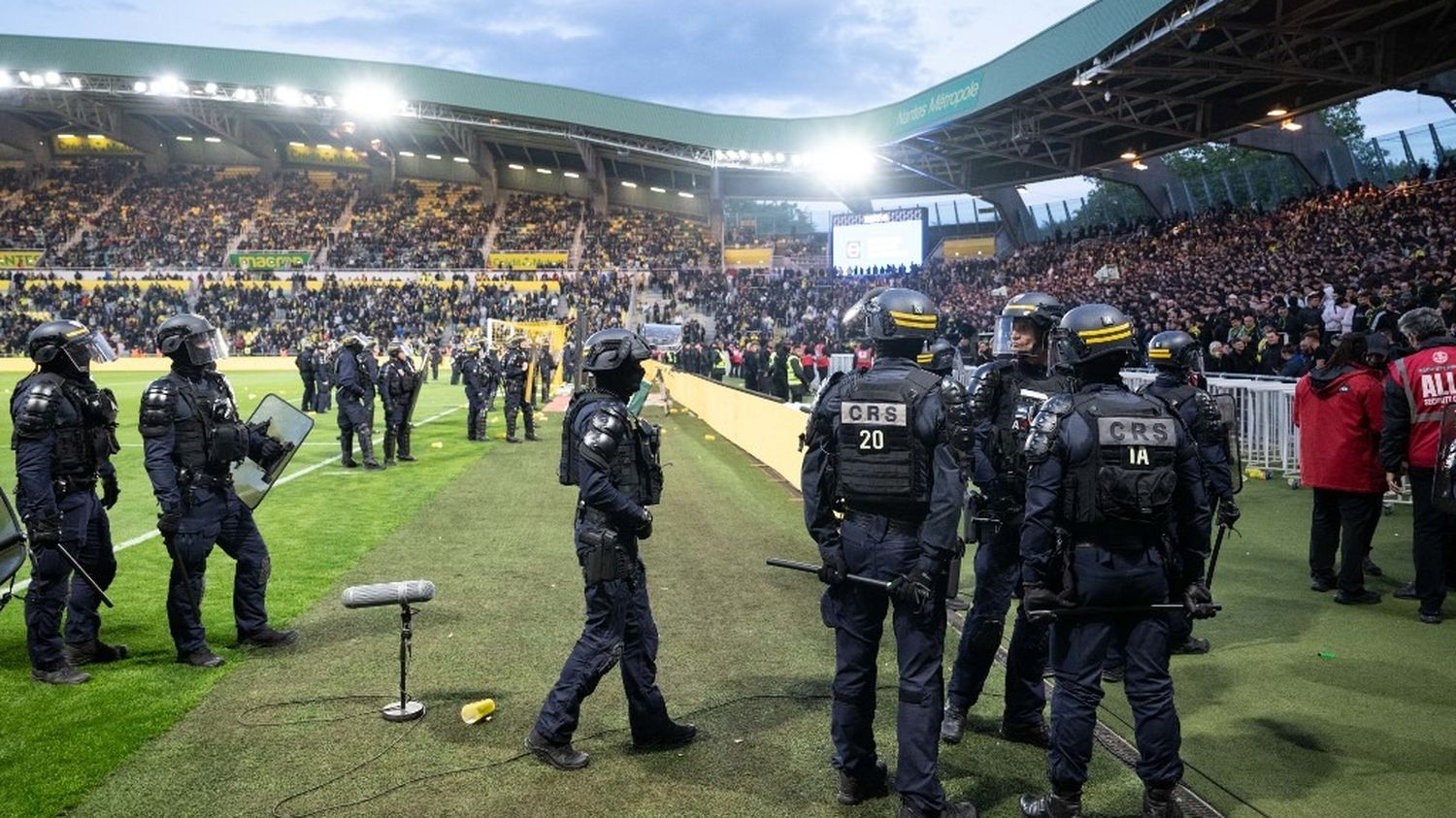 Scènes de chaos en Ligue 1 : la ministre des Sports condamne les violences à Nantes