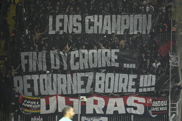 Clash des banderoles entre supporters du PSG et du Racing Club de Lens