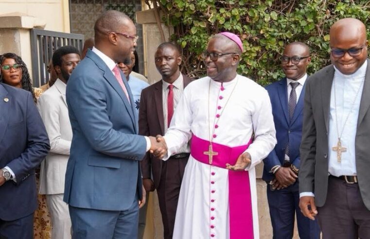Ousmane Sonko rencontre Monseigneur André Guéye avant le pèlerinage de Popenguine
