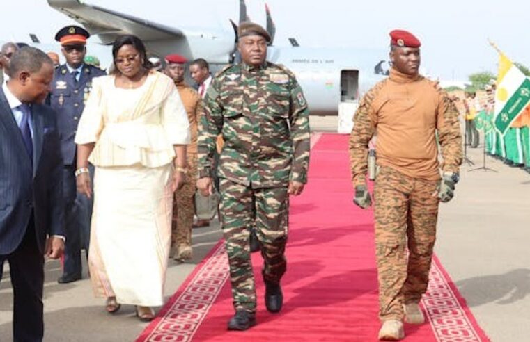 Dissolution des partis politiques au Burkina Faso : le piège du soutien aux putschistes