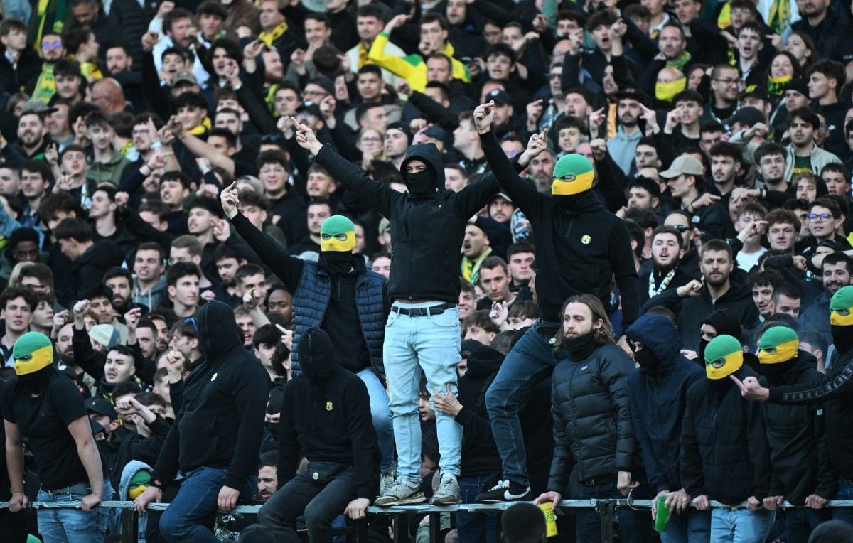 Scènes de chaos en Ligue 1 : envahissements de terrain à Nantes et Nice