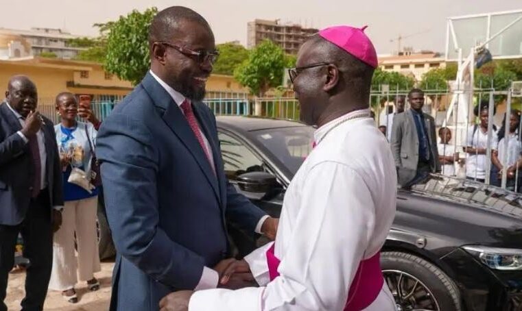 Popenguine : un échange chaleureux entre Ousmane Sonko et Monseigneur André Guéye avant le pèlerinage