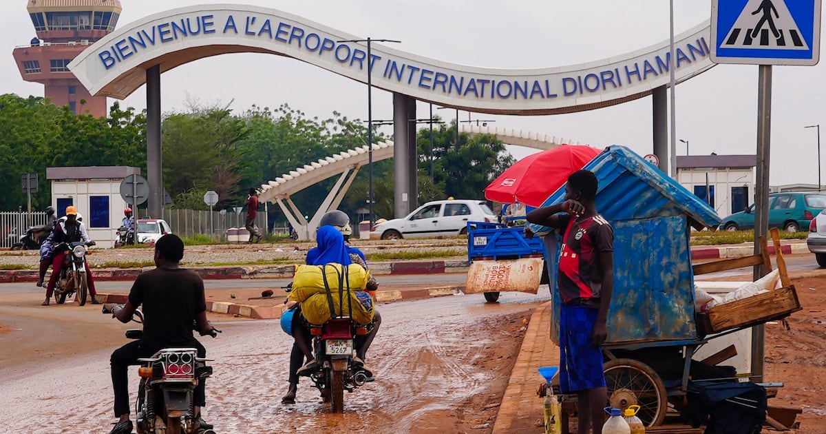 Niger : l&rsquo;attaque de l&rsquo;aéroport de Niamey confirme la menace djihadiste et le rôle clé de la Russie au Sahel