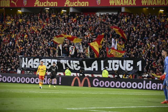 Colère à Bollaert : les supporters du RC Lens ciblent Nasser Al-Khelaïfi avec une banderole