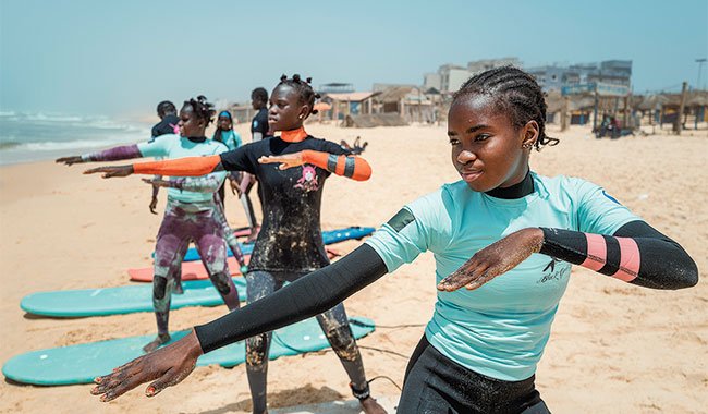 Le surf, une planche de salut pour la scolarisation des jeunes filles à Dakar