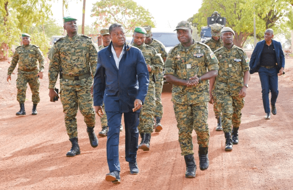 Faure Gnassingbé inspecte la zone de l&rsquo;Opération Koundjoaré pour renforcer la sécurité au nord du Togo
