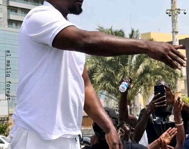 Dakar en liesse : Ousmane Sonko galvanise ses partisans lors d&rsquo;une grande marche
