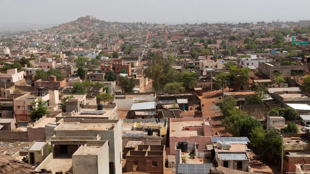 Un bus incendié par des djihadistes bloque une route menant à Bamako