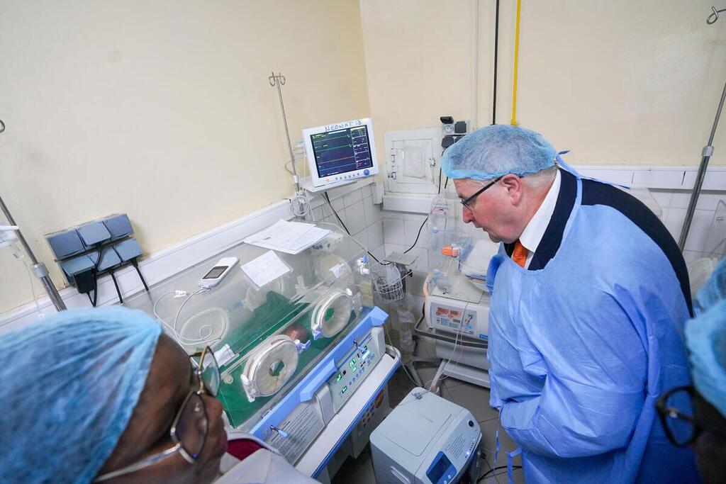 Andrew Saberton, directeur exécutif adjoint de l'UNFPA, examine un incubateur dans une maternité tchadienne