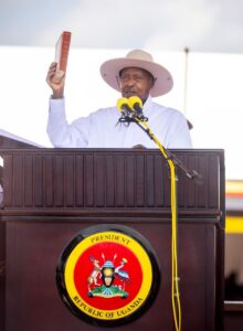 Faure Gnassingbé et Yoweri Museveni lors d'une cérémonie officielle