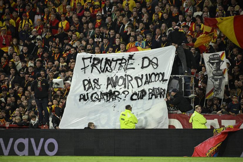 La réponse des Lensois : une banderole provocatrice déployée dans les gradins de Bollaert-Delelis