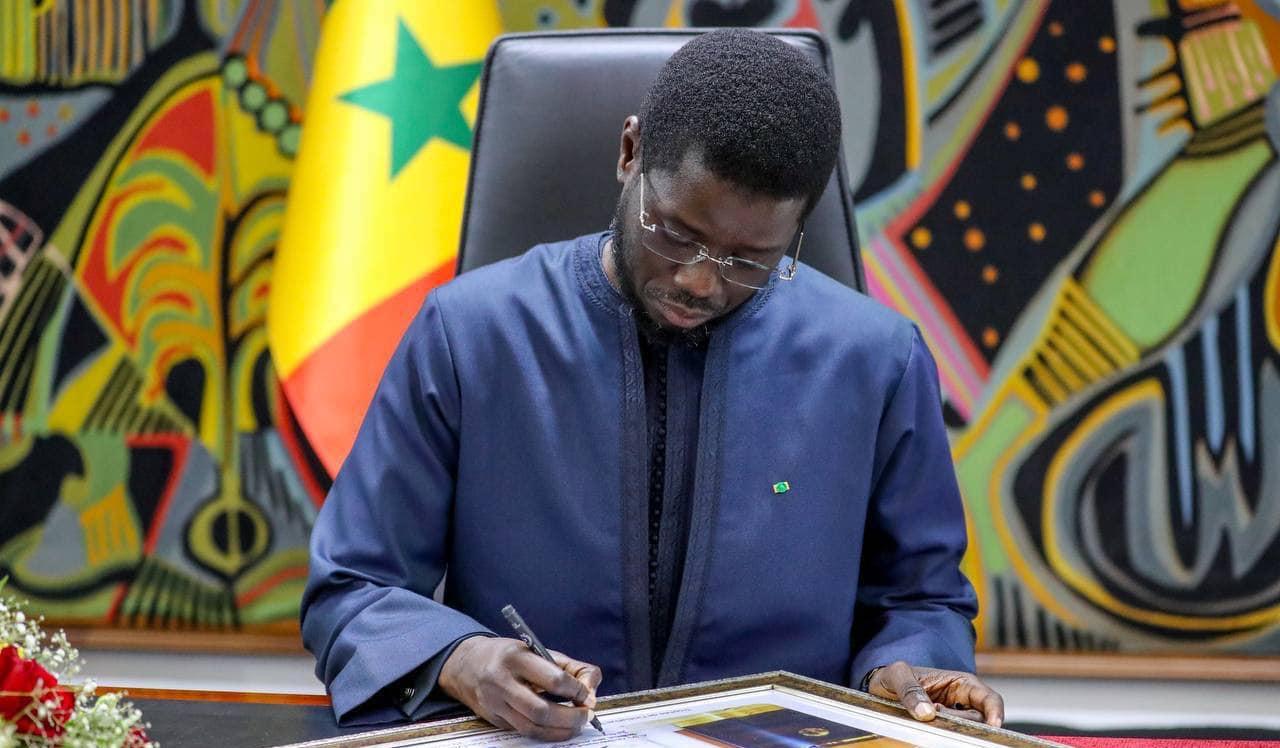 Le président Bassirou Diomaye Faye signe les nouveaux articles du Code électoral
