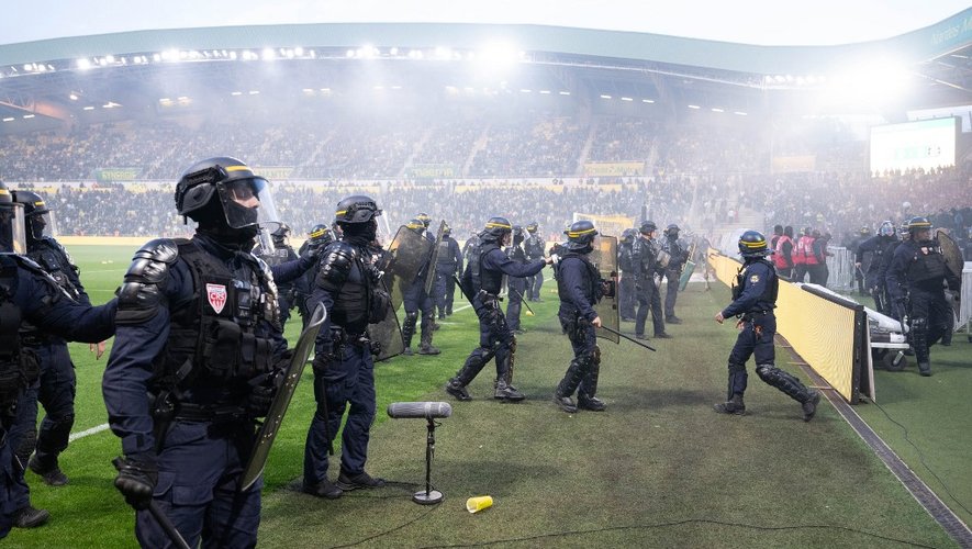 Forces de l'ordre déployées en masse au stade de la Beaujoire pour éviter les débordements