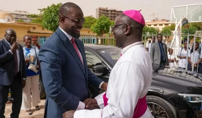 Ousmane Sonko et Monseigneur André Guéye en discussion à Popenguine avant le pèlerinage marial