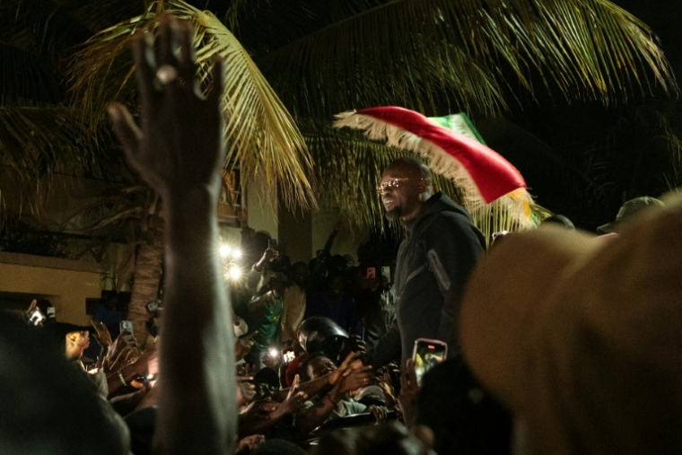 Ousmane Sonko, acclamé par ses partisans à Dakar après son limogeage