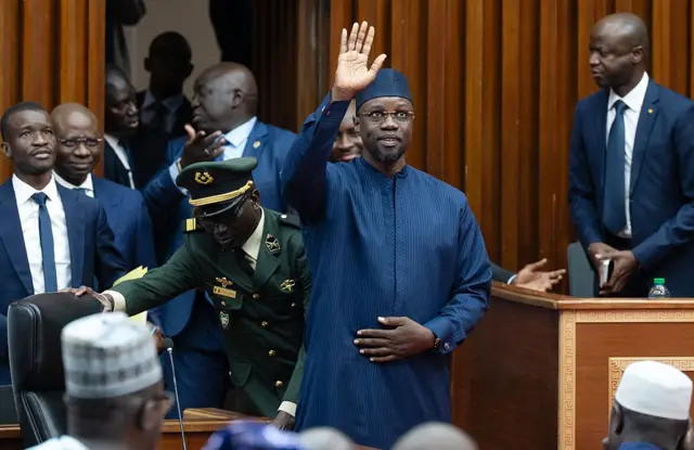 Ousmane Sonko saluant des parlementaires à son arrivée à Dakar