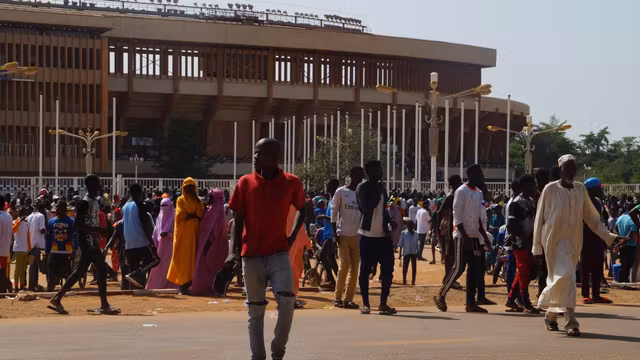 Des Nigériens participant à une session de recrutement pour une milice civile au stade Général-Seyni-Kountché à Niamey, le 19 août 2023.