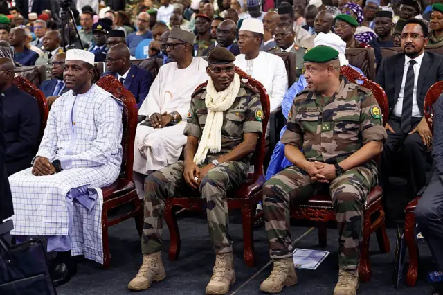Le Premier ministre malien Abdoulaye Maïga, le ministre de la Défense Sadio Camara et le ministre de la Sécurité et de la Protection civile Daouda Aly Mohammedine assistent à la journée d'ouverture du salon Bamex 25 à Bamako, le 11 novembre 2025.