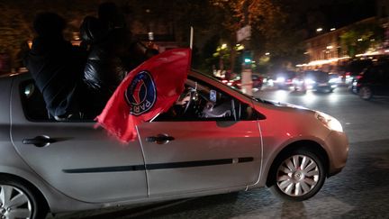 des supporters parisiens fêtent la qualification du psg pour la finale de la ligue des champions