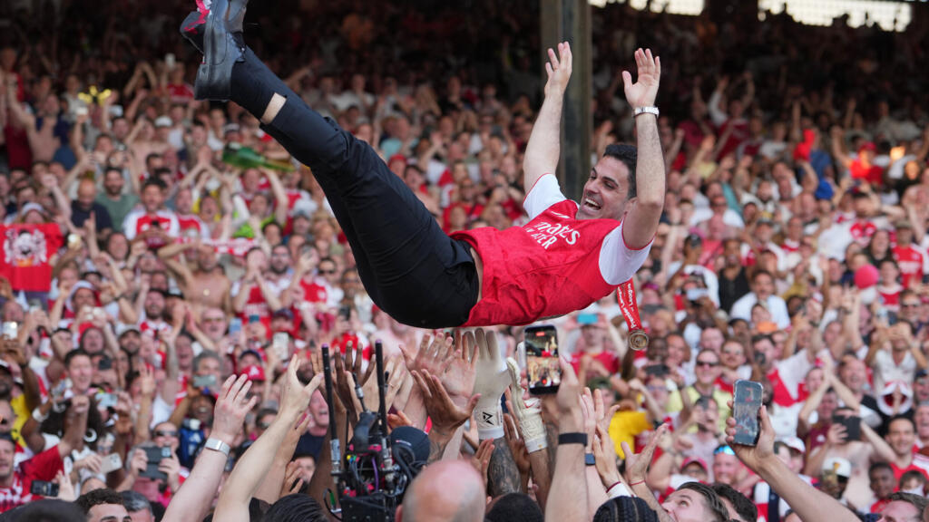 L'entraîneur d'Arsenal, Mikel Arteta, est porté en triomphe par ses joueurs après leur victoire en Premier League à Londres en mai 2026.