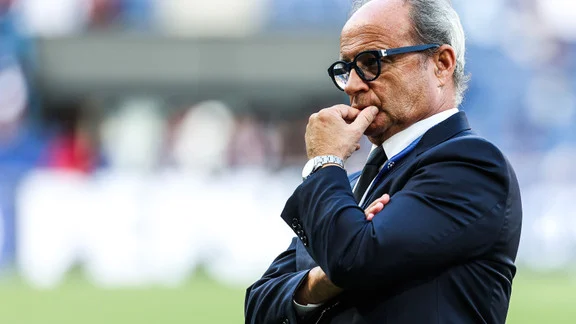 Luis Campos et Khvicha Kvaratskhelia lors d'une conférence de presse au PSG