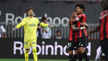 La joie des Niçois Jonathan Clauss et Dante après l'ouverture du score du défenseur en barrage Ligue 1/Ligue 2 face à Saint-Etienne, le vendredi 29 mai.