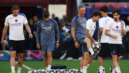 Le coach Luis Enrique entouré des joueurs du PSG la veille de la finale à Budapest