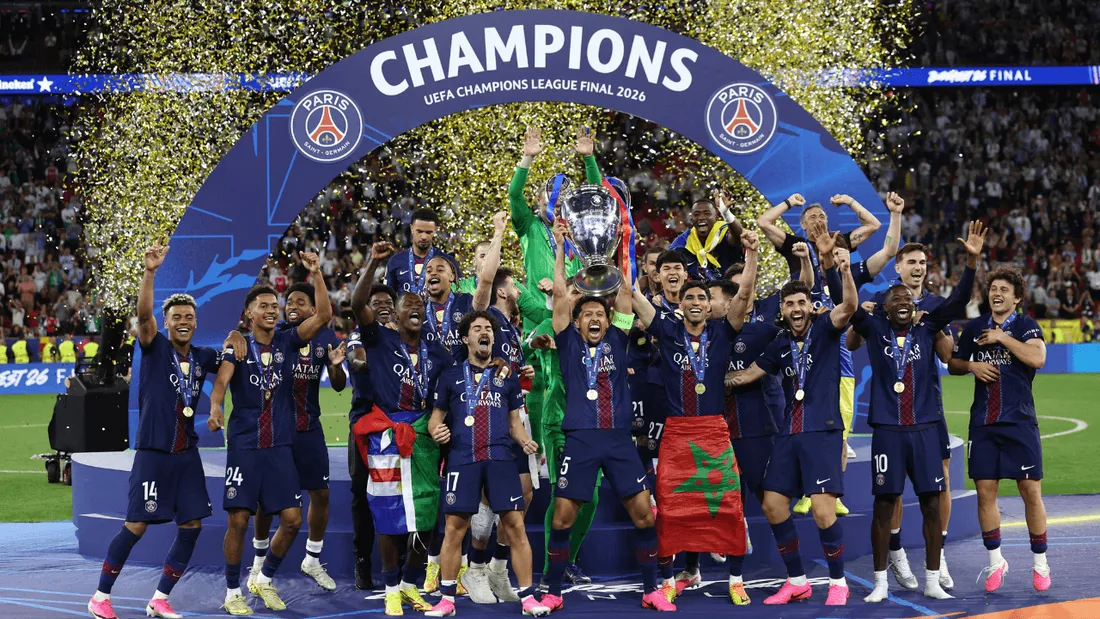Les joueurs du Paris Saint-Germain brandissent la Coupe aux grandes oreilles, marquant l'histoire du football européen.