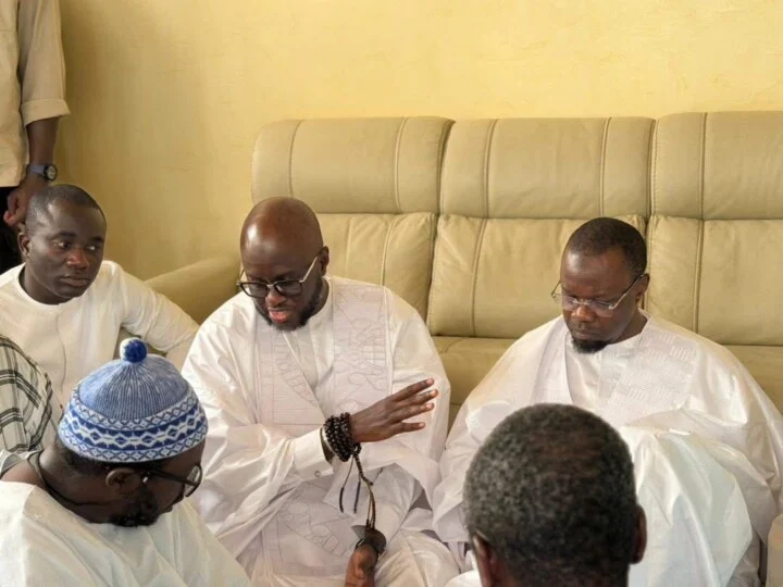 Ousmane Sonko en pleurs lors de son hommage à Touba Ousmane Sonko en pleurs lors de son hommage à Serigne Cheikh Saliou Mbacké à Touba