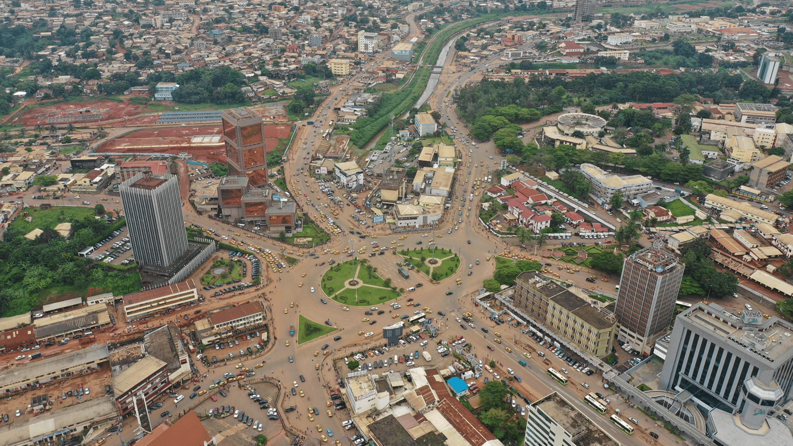 Trafic d&rsquo;êtres humains : 13 arrestations dans une escroquerie à l’emploi au Cameroun