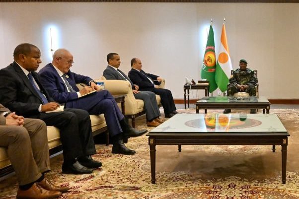 Diplomatie renforcée : le premier ministre algérien en visite stratégique à Niamey
