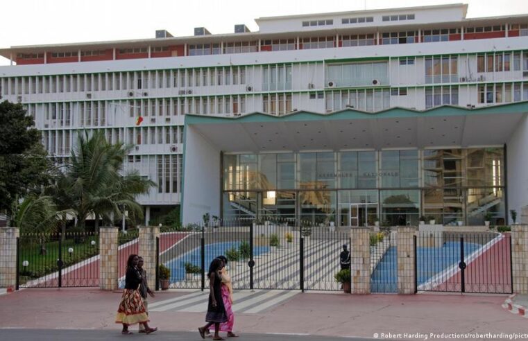Le Sénégal adopte sa réforme constitutionnelle : tensions politiques et désaccords au sommet