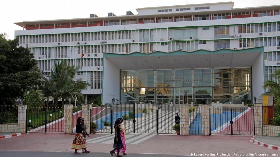 Le Sénégal adopte sa réforme constitutionnelle : tensions politiques et désaccords au sommet