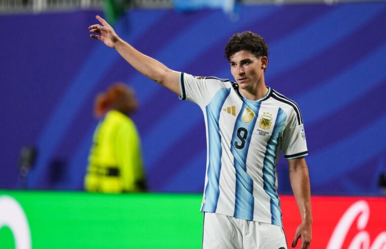 Transfert de julian alvarez : l&rsquo;atletico madrid contre-attaque face au barça